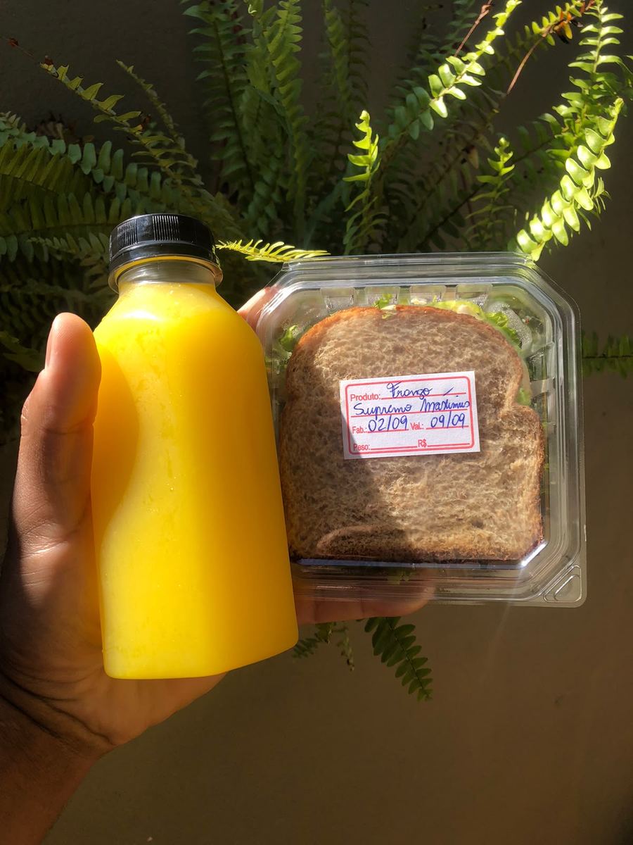 Combo com suco de laranja e lanche natural embalado