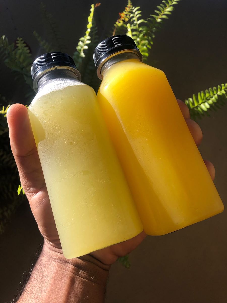 Dois sucos naturais, de limão e de laranja