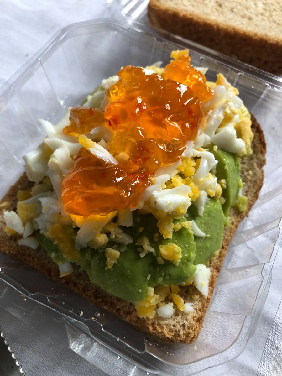 Sanduíche integral aberto com avocado, ovo e geleia de pimenta