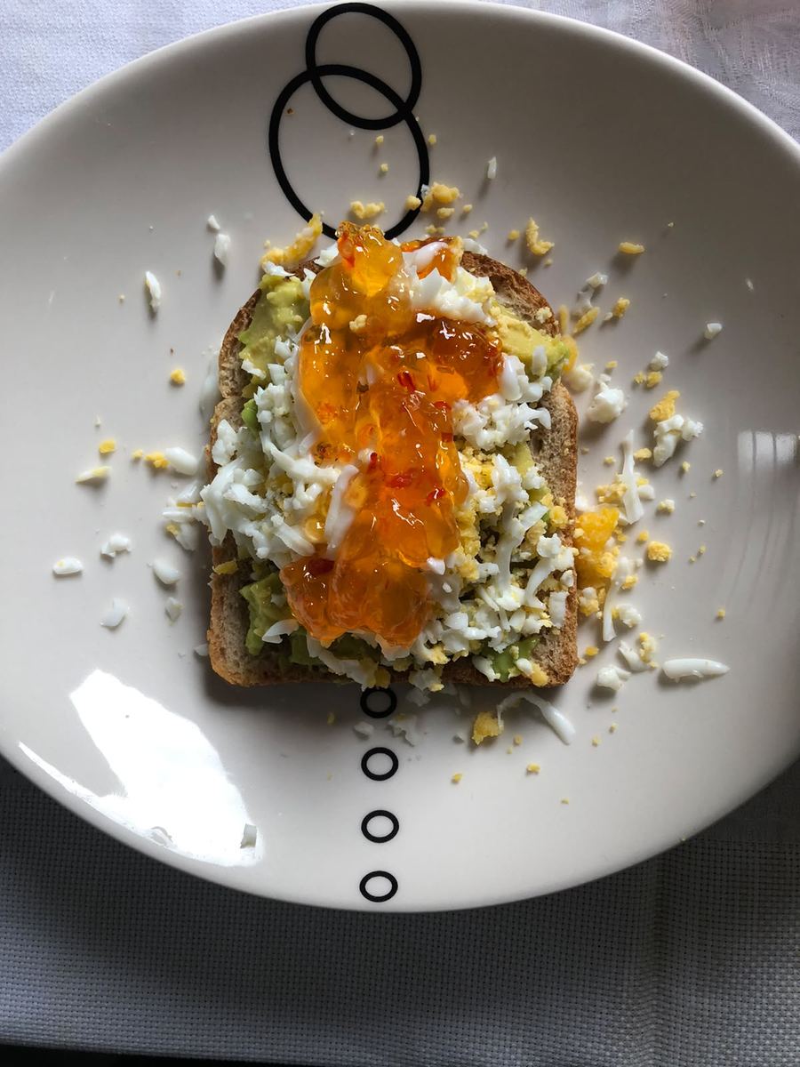 Sanduíche aberto com avocado, ovo e geleia de pimenta
